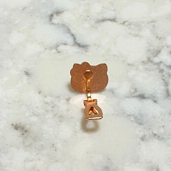 3/$20 🌸 Hello Kitty Clip Earrings - Picture 2 of 4